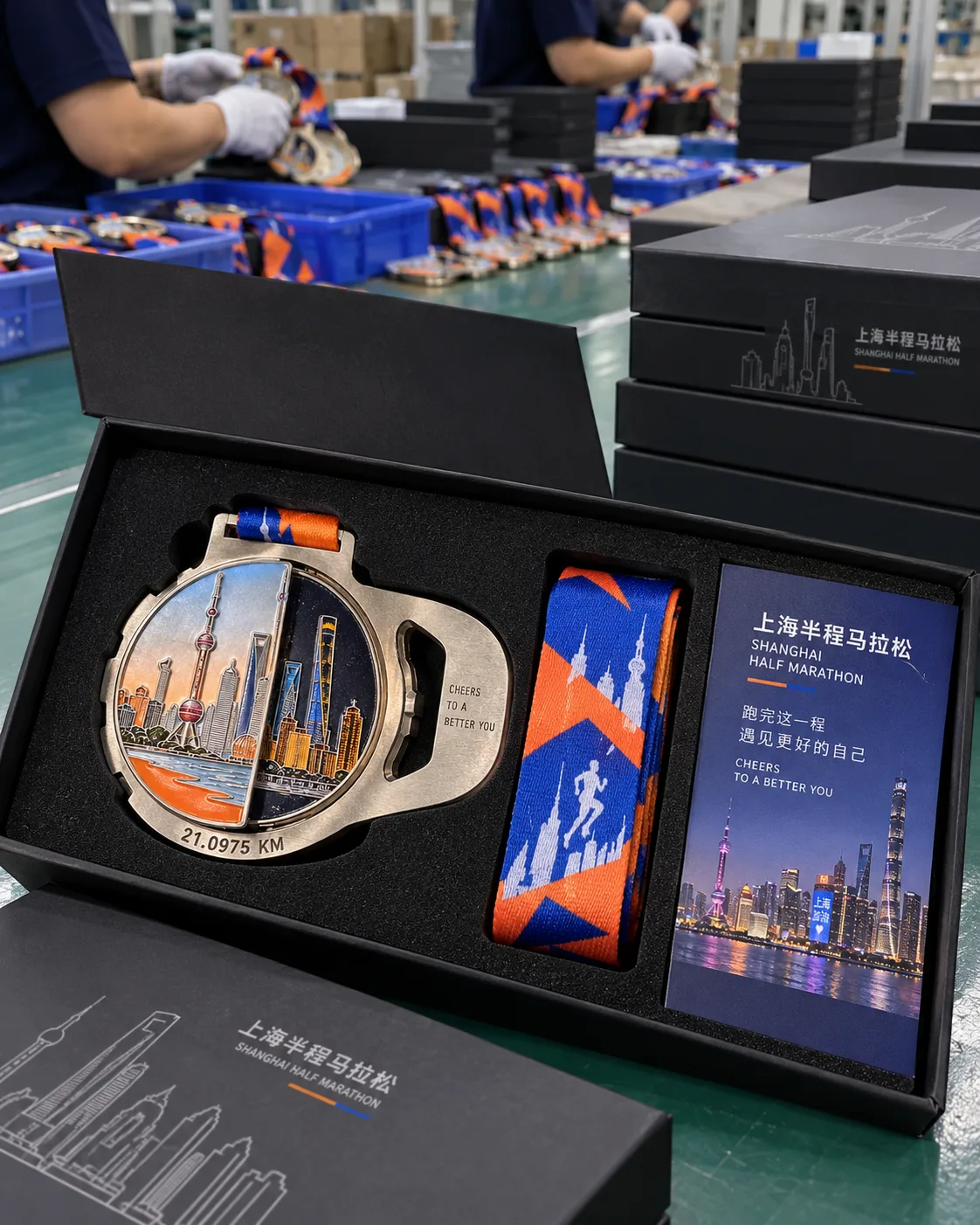 上海半程马拉松开瓶器奖牌定制案例|开瓶结构与翻转城市片包装打开