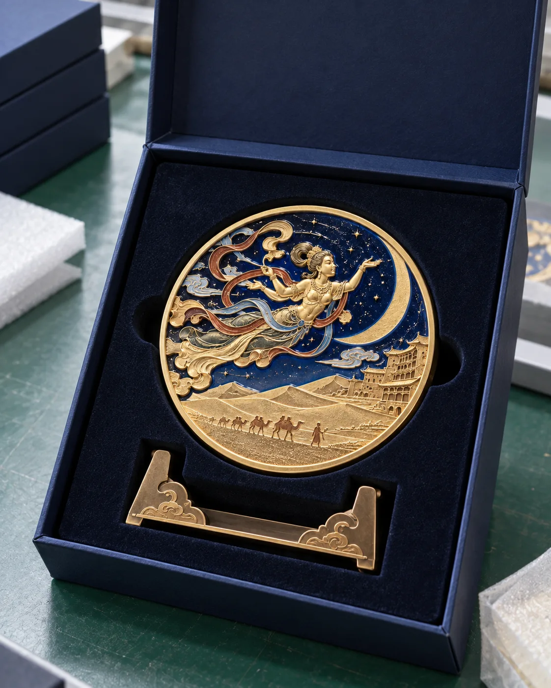 敦煌丝路陈列纪念章定制案例|可拆展示底座包装打开