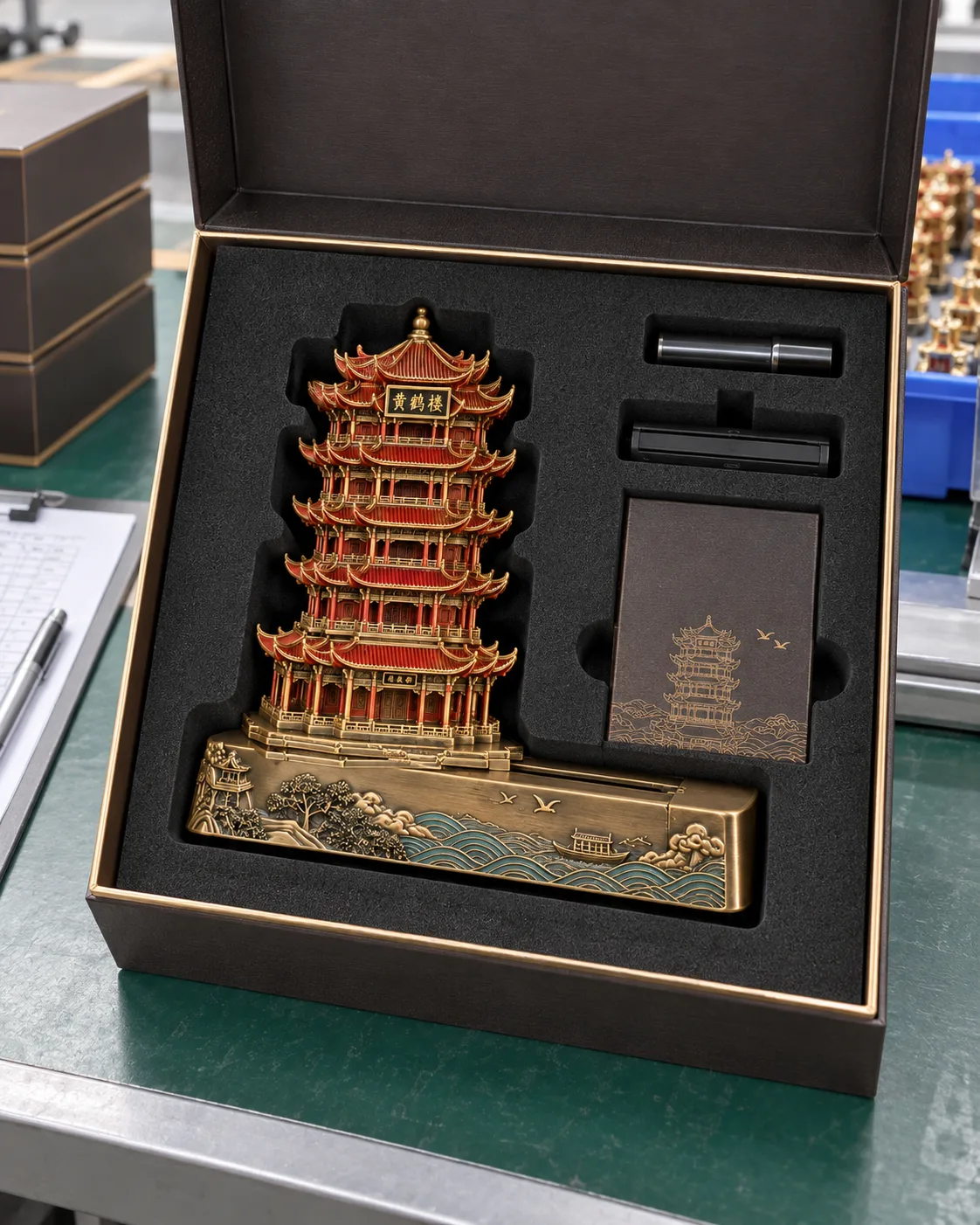 武汉黄鹤楼金属摆件定制案例|隐藏滑轨与名片槽包装打开