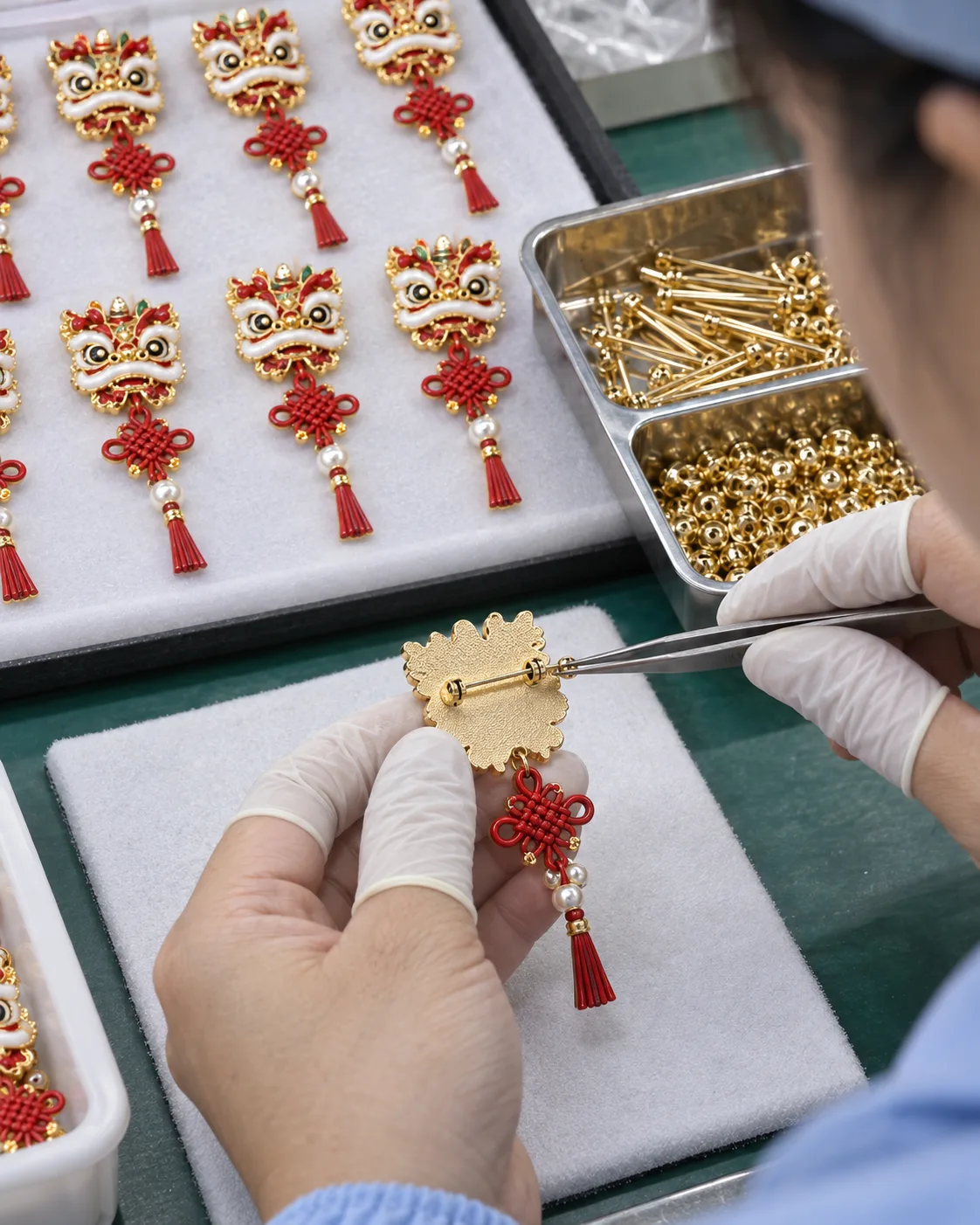 醒狮中国结胸针定制案例|可拆流苏与双保险针结构装配
