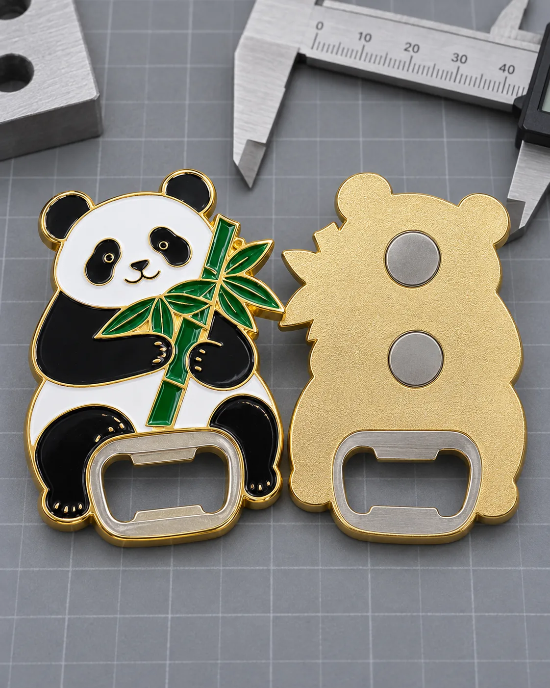 成都熊猫开瓶器冰箱贴定制案例|不锈钢开瓶嵌片与双磁吸背面