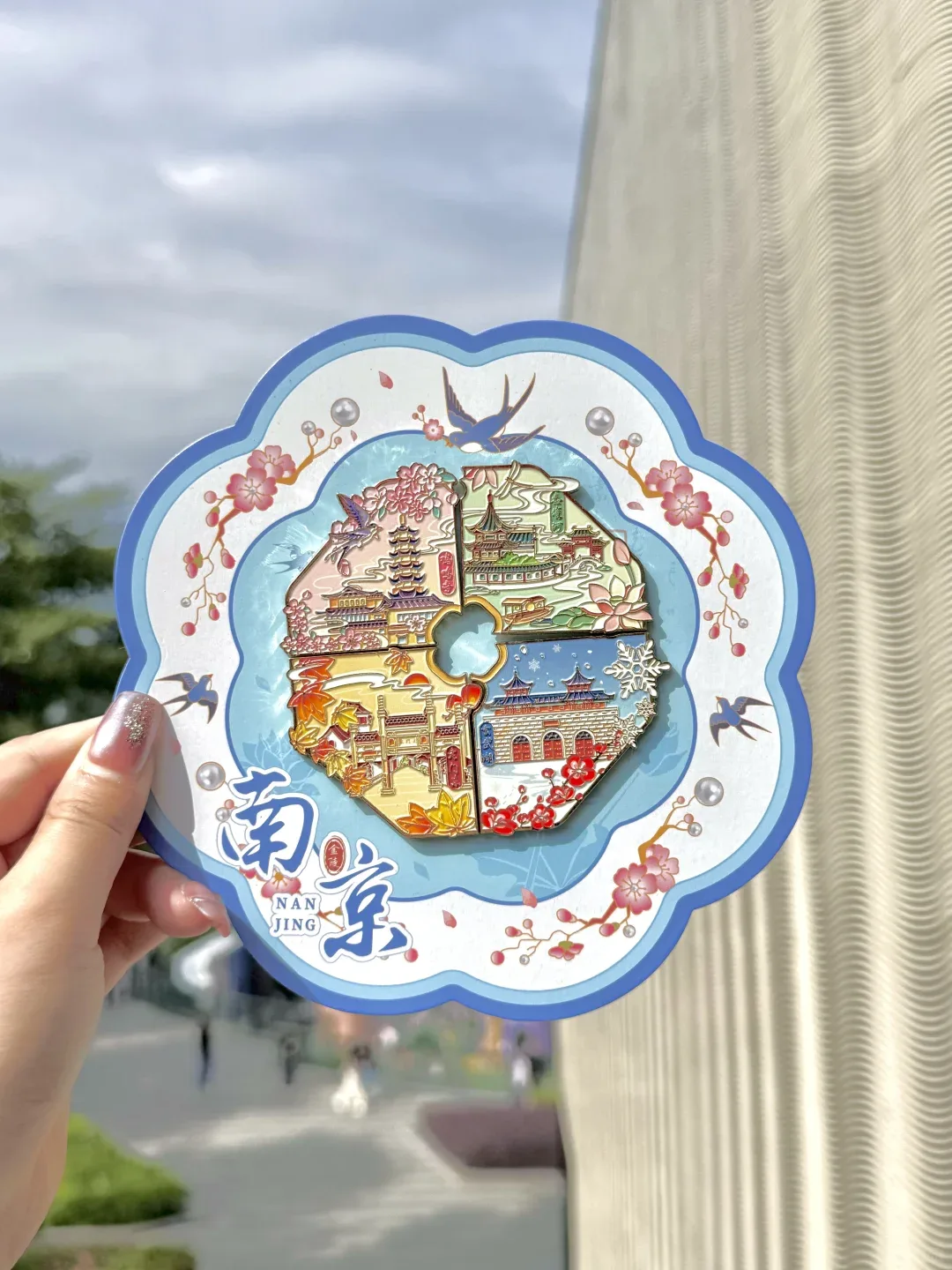 南京城市主题冰箱贴作品｜圆形景观构图与花边背卡定制案例图 - 万洋礼品