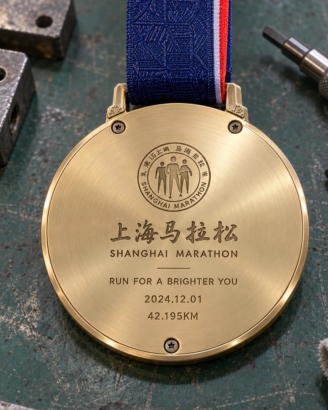 上海马拉松三档旋转奖牌:产品背面