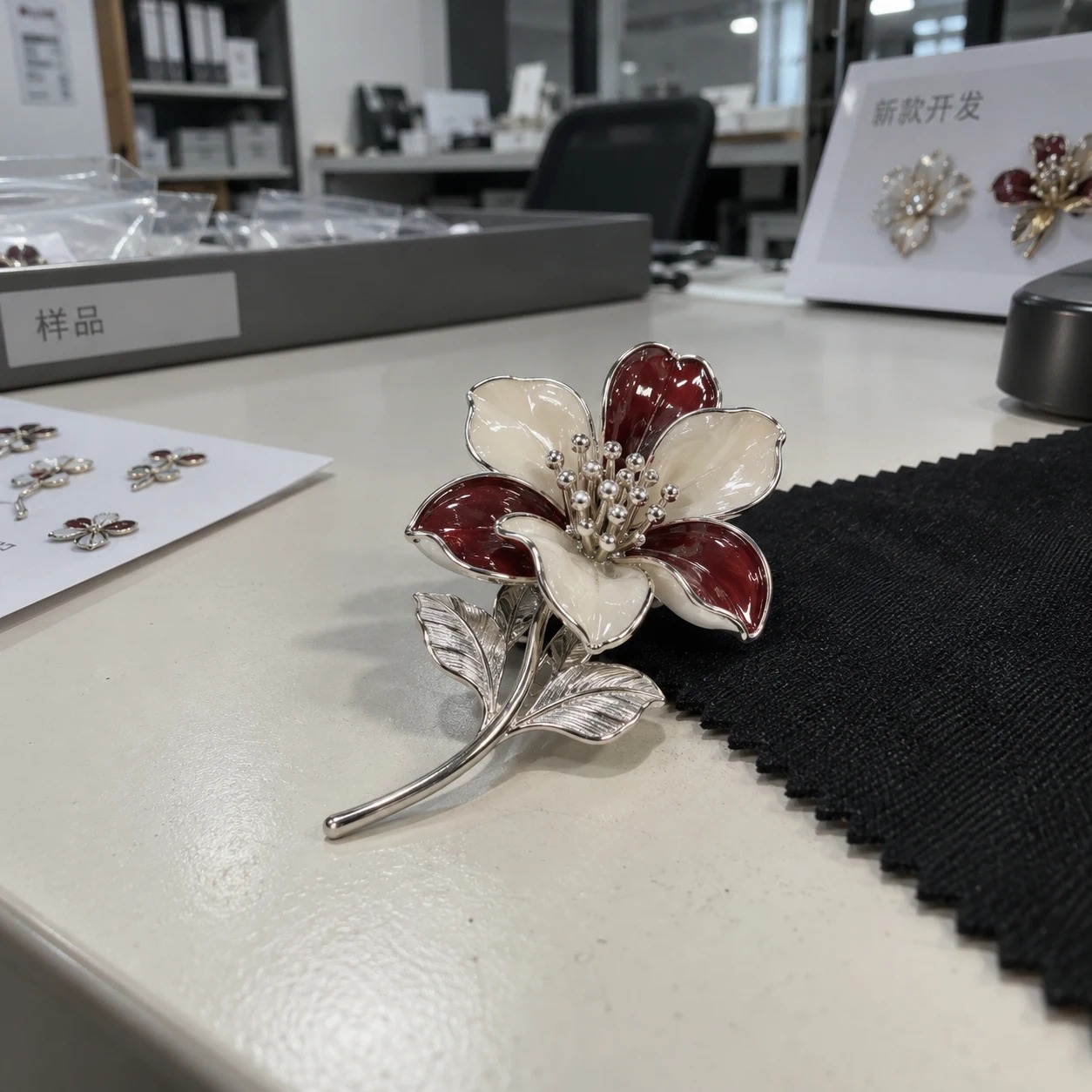 双萼花卉珐琅胸针定制案例｜花卉层次与佩戴结构