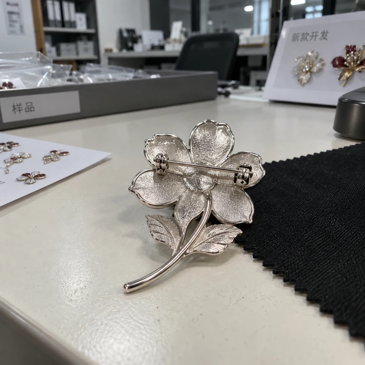 双萼花卉珐琅胸针:背面