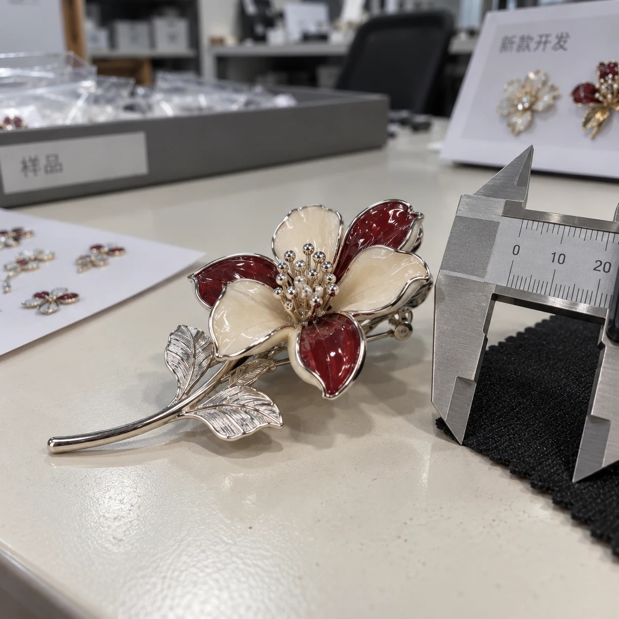 双萼花卉珐琅胸针:侧面厚度
